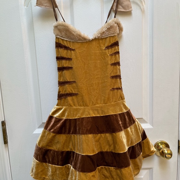 Woman’s Halloween costume size Medium - Picture 2 of 3